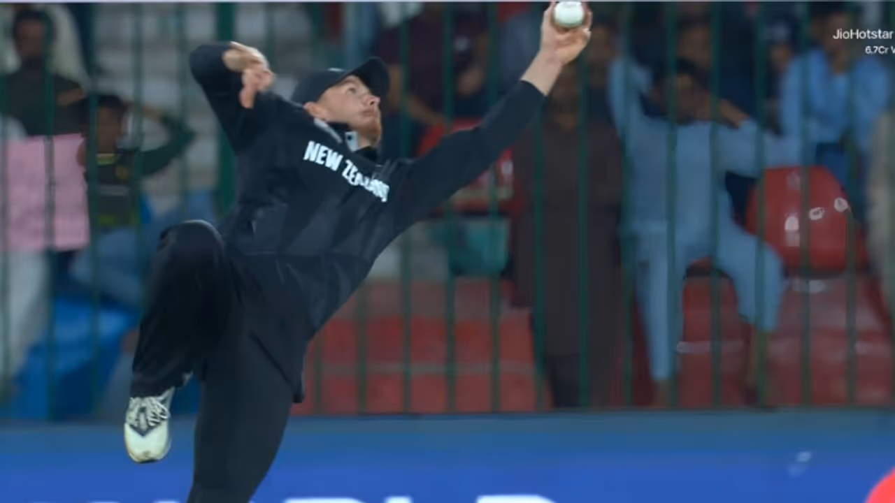 PAK vs NZ: Glenn Phillips' spectacular catch to dismiss Mohammad Rizwan stuns fans in CT 2025 opener (WATCH)