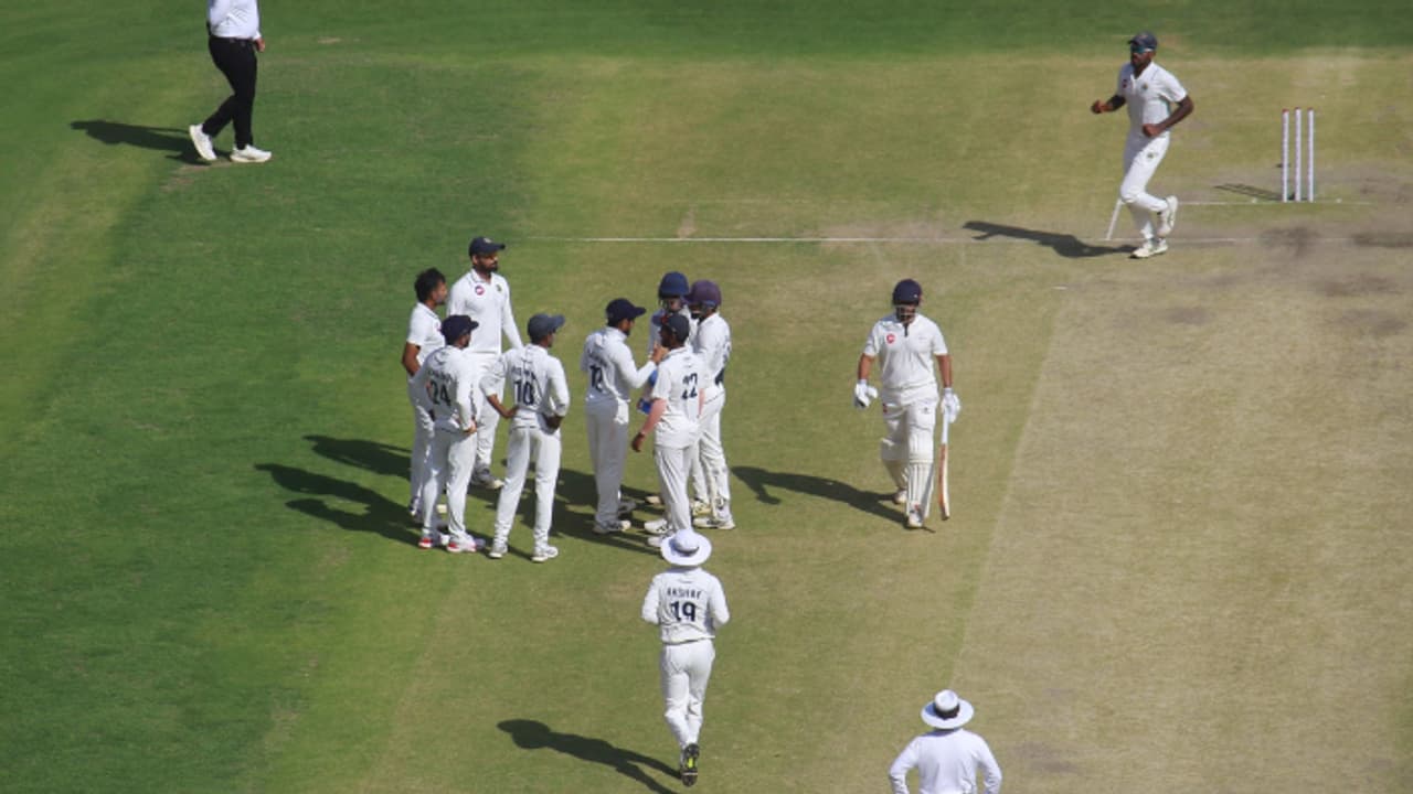 രഞ്ജി ട്രോഫിയിൽ ആന്റി ക്ലൈമാക്സ്; ഗുജാറാത്തിന് 9 വിക്കറ്റ് നഷ്ടം, ഒന്നാം ഇന്നിംഗ്സ് ലീഡിനായി പൊരിഞ്ഞ പോരാട്ടം രഞ്ജി ട്രോഫിയിൽ ആന്റി ക്ലൈമാക്സ്; ഗുജാറാത്തിന് 9 വിക്കറ്റ് നഷ്ടം, ഒന്നാം ഇന്നിംഗ്സ് ലീഡിനായി പൊരിഞ്ഞ പോരാട്ടം