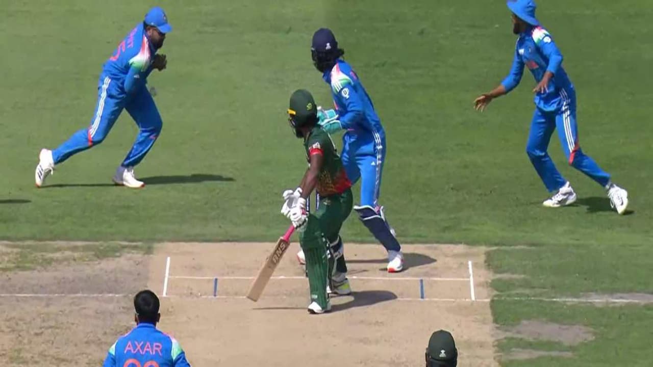 அக்சர் படேலிடம் மன்னிப்பு கேட்ட ரோகித் சர்மா! உறைந்துபோன வீரர்கள்! என்ன நடந்தது?