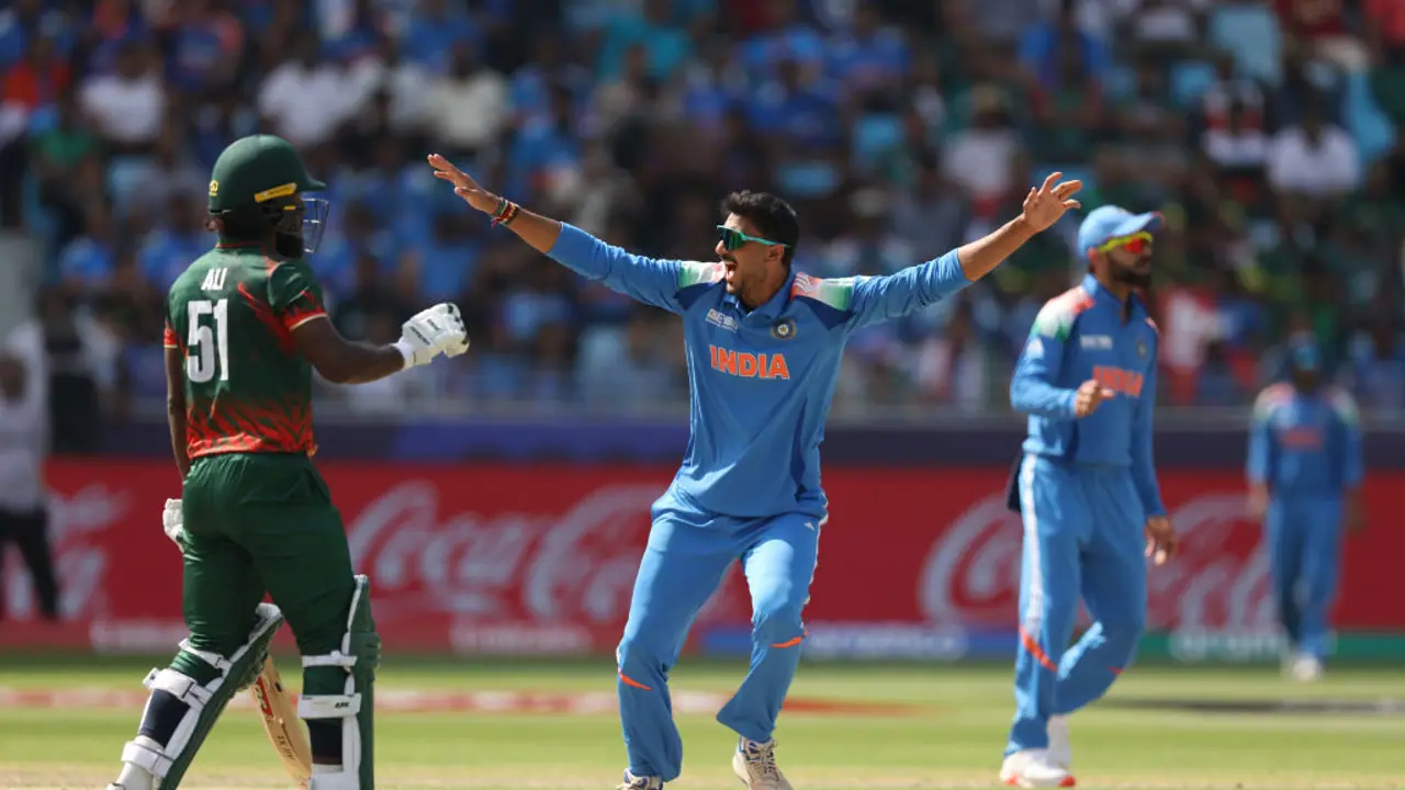 ചാമ്പ്യൻസ് ട്രോഫി: ക്യാച്ചുകള് കൈവിട്ട് ഇന്ത്യ; കൂട്ടത്തകര്ച്ചയില് നിന്ന് കരകയറി 100 കടന്ന് ബംഗ്ലാദേശ് ചാമ്പ്യൻസ് ട്രോഫി: ക്യാച്ചുകള് കൈവിട്ട് ഇന്ത്യ; കൂട്ടത്തകര്ച്ചയില് നിന്ന് കരകയറി 100 കടന്ന് ബംഗ്ലാദേശ്