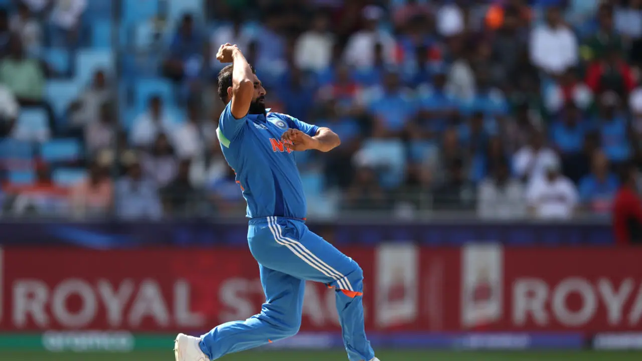 ஐசிசி போட்டிகளில் இந்தியாவின் பவுலிங் கிங் ஷமி! 200 விக்கெட்டுகள் வீழ்த்தி சாதனை!