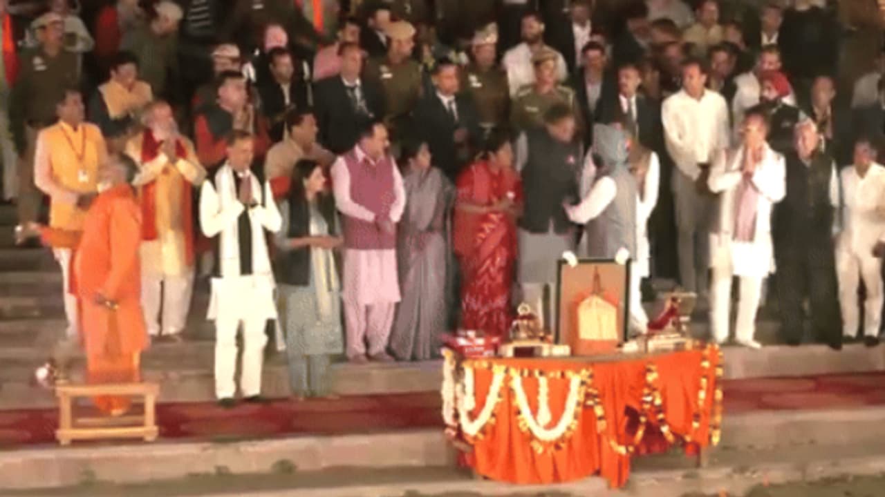 സത്യപ്രതിജ്ഞയ്ക്കു ശേഷം യമുനയുടെ തീരത്ത്; വസുദേവ് ഘട്ടിലെ ആരതിയില് പങ്കെടുത്ത് ദില്ലി മുഖ്യമന്ത്രി സത്യപ്രതിജ്ഞയ്ക്കു ശേഷം യമുനയുടെ തീരത്ത്; വസുദേവ് ഘട്ടിലെ ആരതിയില് പങ്കെടുത്ത് ദില്ലി മുഖ്യമന്ത്രി