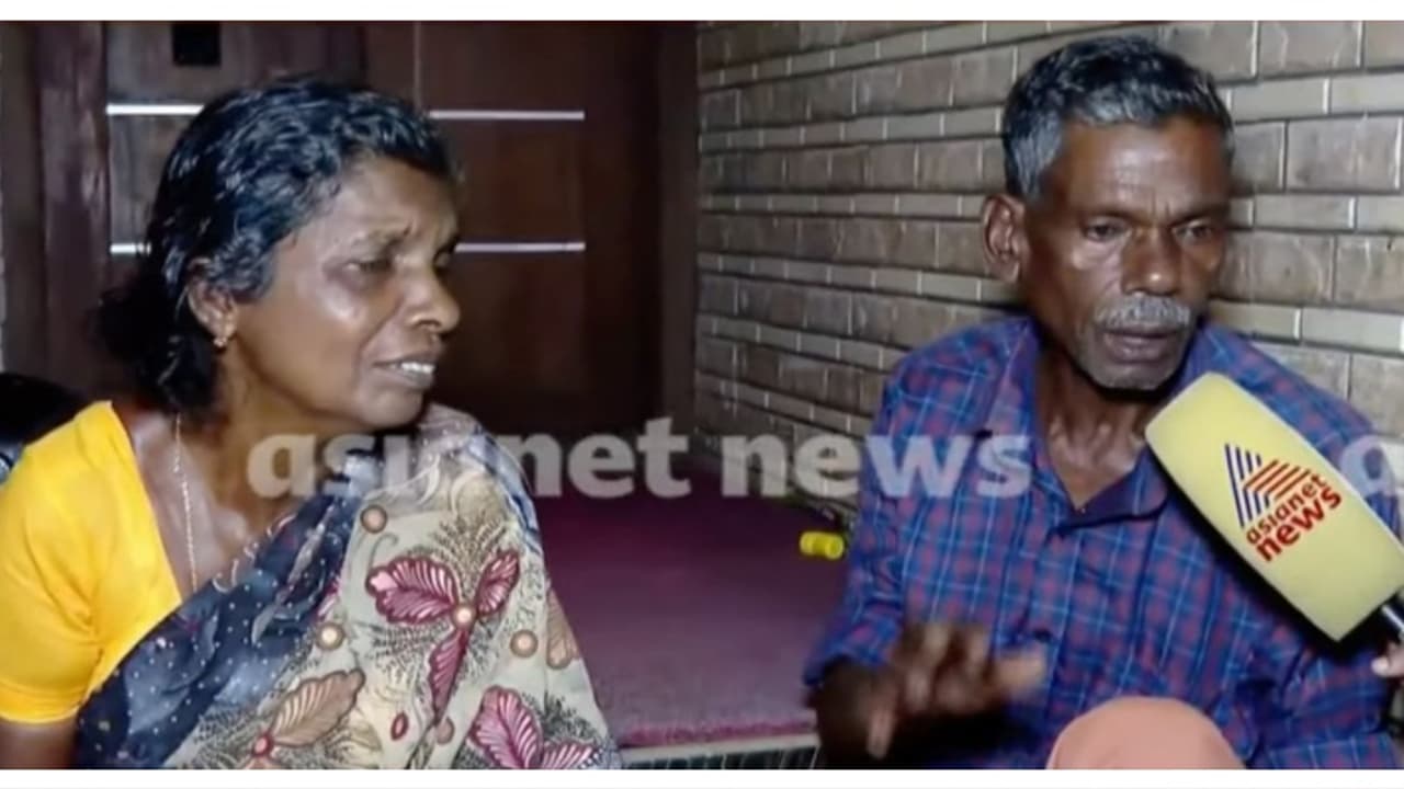 ആലപ്പുഴ അരൂക്കുറ്റിയിലെ ജപ്തി; സഹായവുമായി വിദേശമലയാളി, കുടിശ്ശിക തുക കൈമാറി ആലപ്പുഴ അരൂക്കുറ്റിയിലെ ജപ്തി; സഹായവുമായി വിദേശമലയാളി, കുടിശ്ശിക തുക കൈമാറി