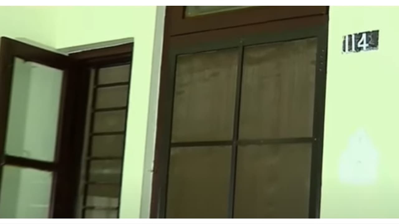 കാക്കനാട് കസ്റ്റംസ് ക്വാർട്ടേഴ്സിൽ രണ്ട് മൃതദേഹങ്ങൾ കണ്ടെത്തി, പൊലീസ് സ്ഥലത്ത് കാക്കനാട് കസ്റ്റംസ് ക്വാർട്ടേഴ്സിൽ രണ്ട് മൃതദേഹങ്ങൾ കണ്ടെത്തി, പൊലീസ് സ്ഥലത്ത്