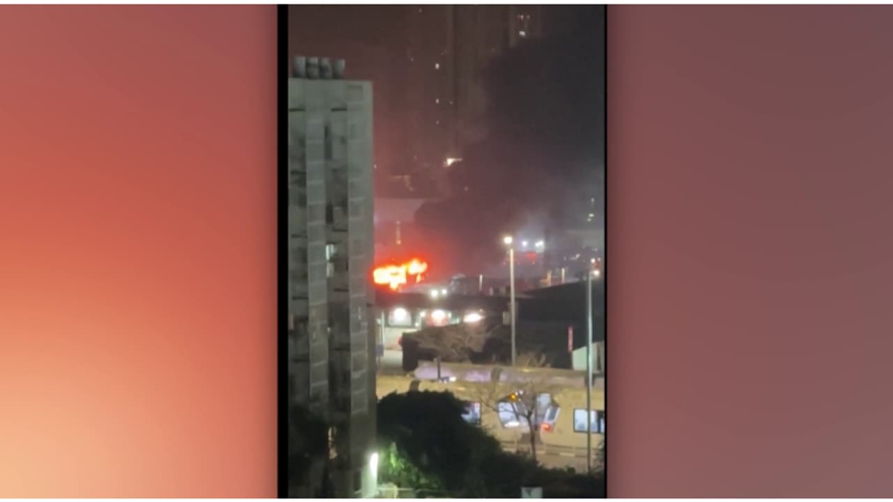 ടെൽ അവീവിൽ മൂന്ന് ബസുകളിൽ സ്ഫോടനം; ആളപായമില്ല, വെസ്റ്റ് ബാങ്കിൽ സൈനിക നടപടിയെന്ന് ഇസ്രയേൽ ടെൽ അവീവിൽ മൂന്ന് ബസുകളിൽ സ്ഫോടനം; ആളപായമില്ല, വെസ്റ്റ് ബാങ്കിൽ സൈനിക നടപടിയെന്ന് ഇസ്രയേൽ