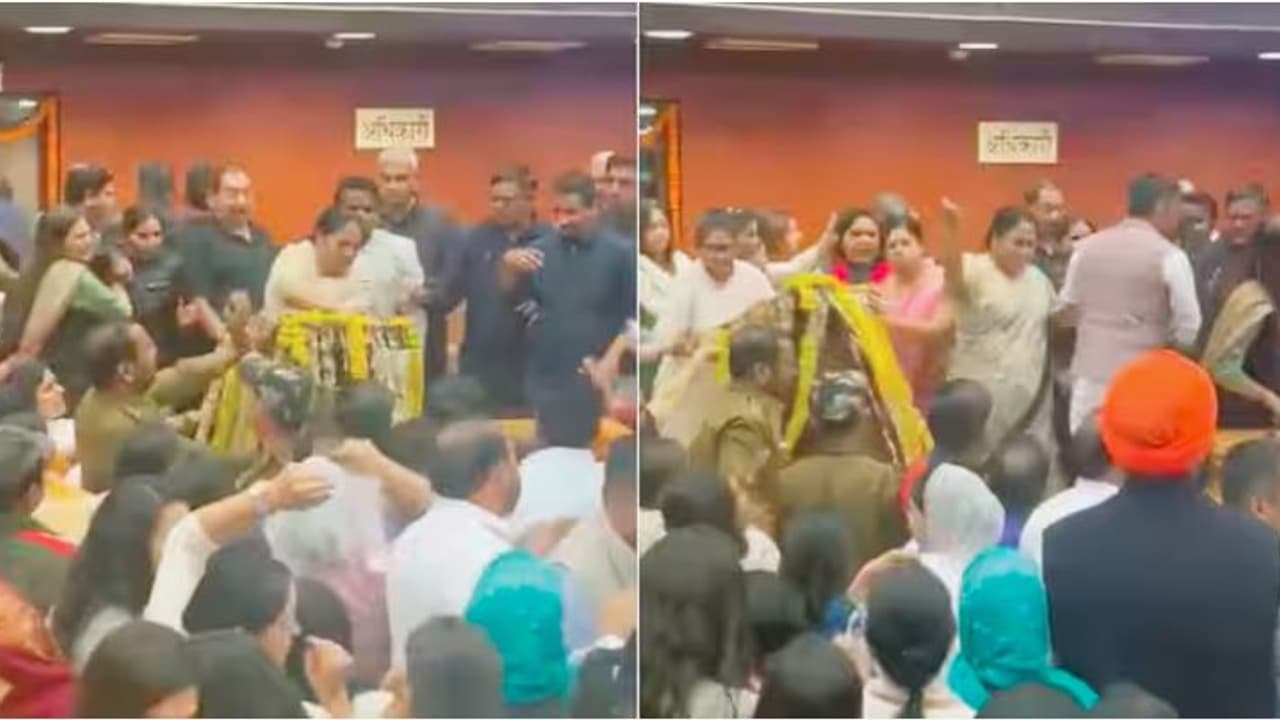 ದೆಹಲಿ ನೂತನ ಸಿಎಂ ರೇಖಾ ಗುಪ್ತಾ ಹಳೇ 'ಗಲಾಟೆ' ವಿಡಿಯೋಗಳು ವೈರಲ್‌