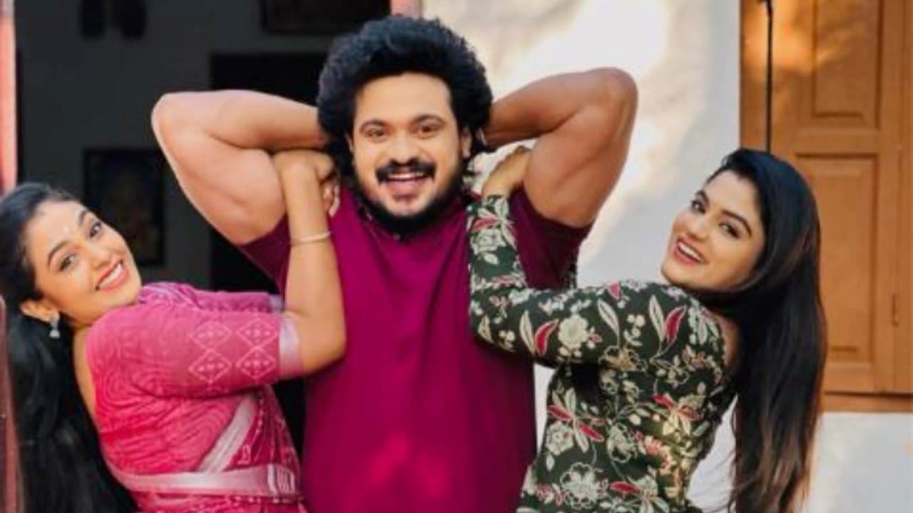 ലൊക്കേഷൻ ചിത്രങ്ങളുമായി 'ചെമ്പനീർപ്പൂവ്' താരങ്ങൾ; ഏറ്റെടുത്ത് ആരാധകർ