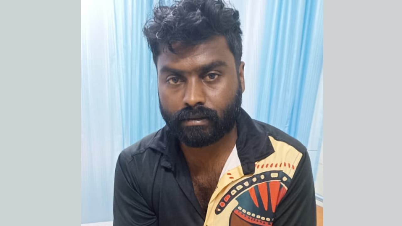 സൈബർ കുറ്റങ്ങളും മറ്റ് കേസുകളിലും സ്ഥിരം പ്രതി വയനാട്ടിൽ 31കാരനെ കാപ്പ ചുമത്തി നാടുകടത്തി സൈബർ കുറ്റങ്ങളും മറ്റ് കേസുകളിലും സ്ഥിരം പ്രതി വയനാട്ടിൽ 31കാരനെ കാപ്പ ചുമത്തി നാടുകടത്തി