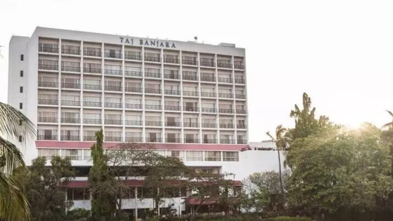 അടയ്ക്കാനുള്ളത് 1.43 കോടി കെട്ടിട നികുതി, താജ് ഹോട്ടൽ സീൽ ചെയ്ത് പൂട്ടി നഗരസഭ; നടപടി നോട്ടീസ് അവഗണിച്ചതോടെ