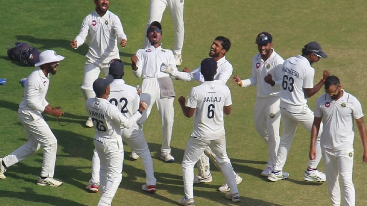 ರಣಜಿ ಟ್ರೋಫಿಯಲ್ಲಿ ನಾಟಕೀಯ ಜಯ: ಐತಿಹಾಸಿಕ ಫೈನಲ್ಗೆ ಕೇರಳ ಮೊದಲ ಸಲ ಲಗ್ಗೆ! ರಣಜಿ ಟ್ರೋಫಿಯಲ್ಲಿ ನಾಟಕೀಯ ಜಯ: ಐತಿಹಾಸಿಕ ಫೈನಲ್ಗೆ ಕೇರಳ ಮೊದಲ ಸಲ ಲಗ್ಗೆ!