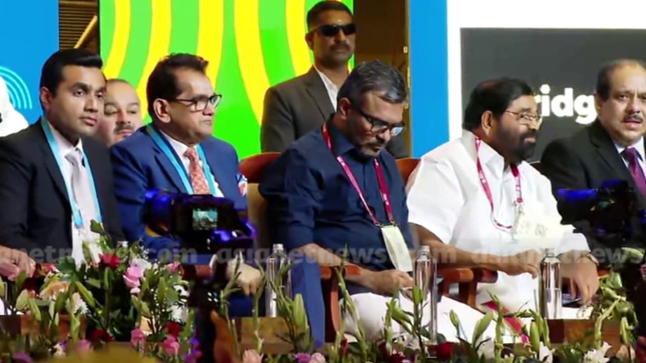 കേരളത്തിൻ്റെ വികസനം: വമ്പൻ പ്രഖ്യാപനവുമായി അദാനി ഗ്രൂപ്പ്; വാഗ്ദാനം ചെയ്തത് 30000 കോടി രൂപയുടെ നിക്ഷേപം കേരളത്തിൻ്റെ വികസനം: വമ്പൻ പ്രഖ്യാപനവുമായി അദാനി ഗ്രൂപ്പ്; വാഗ്ദാനം ചെയ്തത് 30000 കോടി രൂപയുടെ നിക്ഷേപം