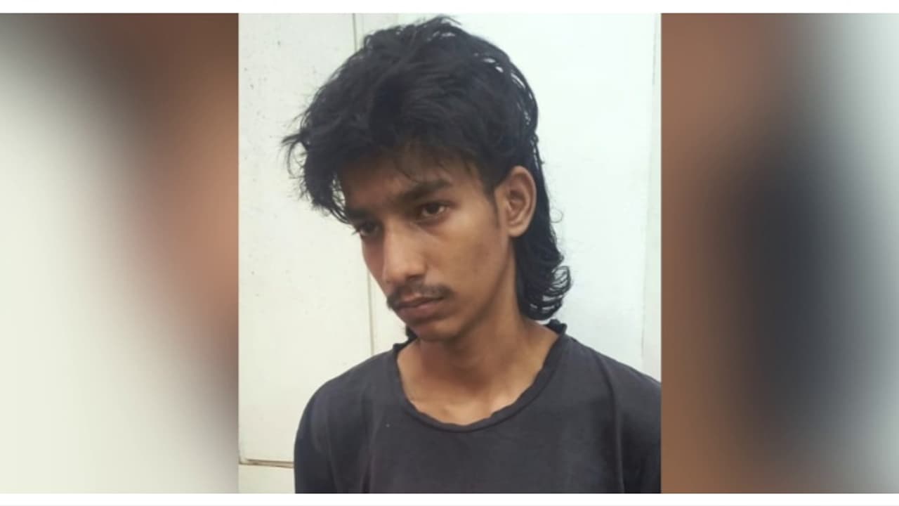 നടുറോഡിൽ ബൈക്ക് അഭ്യാസം, യുവാവിനെ പിടികൂടി പൊലീസ്; സ്റ്റേഷനിലെ ചില്ലും വാതിലും തകര്ത്ത് പരാക്രമം, റിമാൻഡിൽ നടുറോഡിൽ ബൈക്ക് അഭ്യാസം, യുവാവിനെ പിടികൂടി പൊലീസ്; സ്റ്റേഷനിലെ ചില്ലും വാതിലും തകര്ത്ത് പരാക്രമം, റിമാൻഡിൽ