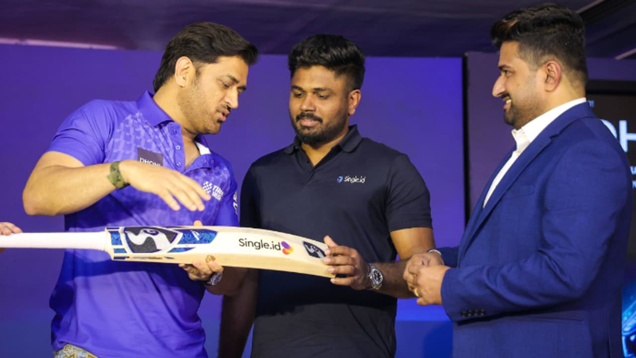 ധോണി ഫാന്സ് ആപ്പ് പുറത്തിറക്കി; ആശയത്തിന് പിന്നില് മലയാളി സംരംഭകന് അഡ്വ. സുഭാഷ് മാനുവല് ധോണി ഫാന്സ് ആപ്പ് പുറത്തിറക്കി; ആശയത്തിന് പിന്നില് മലയാളി സംരംഭകന് അഡ്വ. സുഭാഷ് മാനുവല്