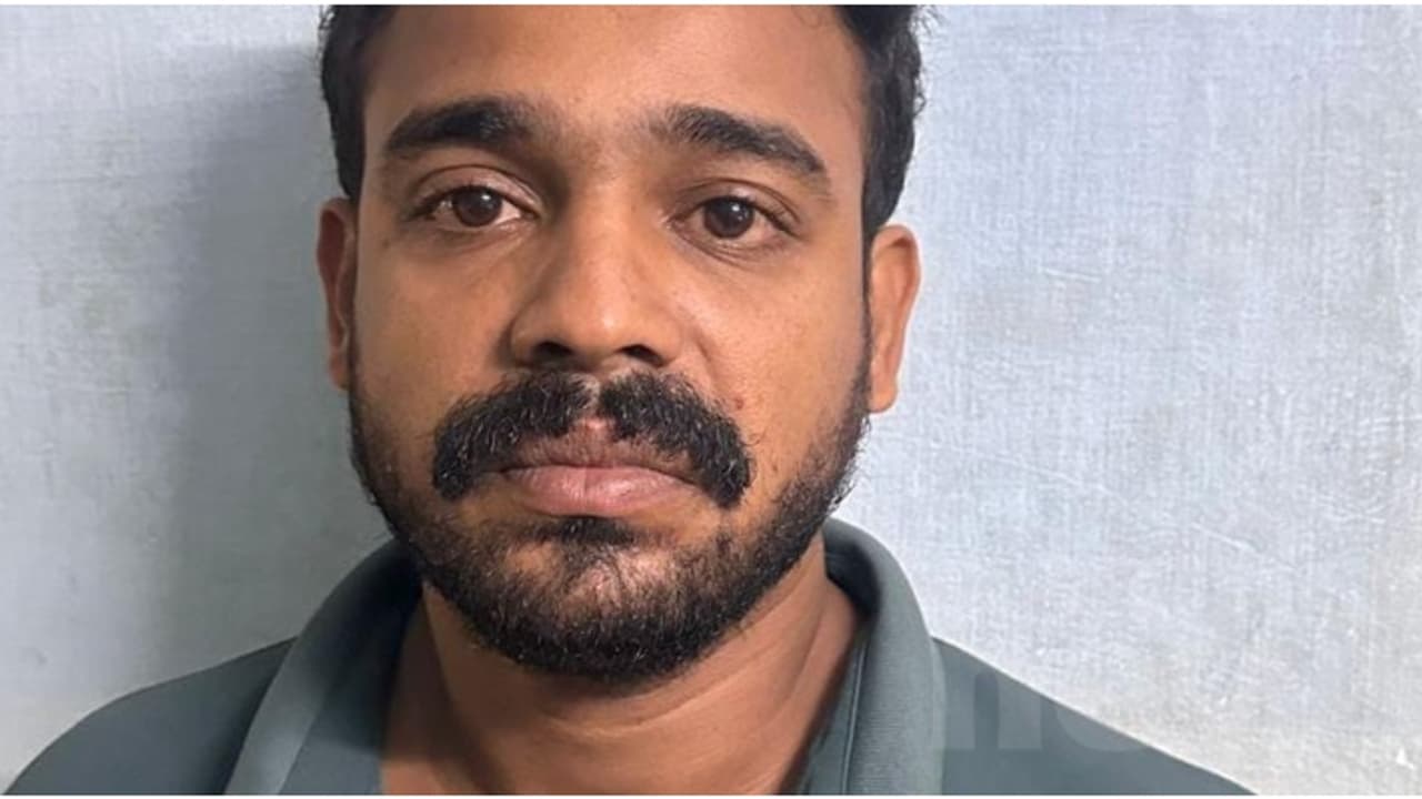 ട്രെയിനിൽ സൗഹൃദം സ്ഥാപിച്ചു, പിന്നാലെ വീട്ടിലെത്തി ദമ്പതികളെ മയക്കിക്കെടത്തി സ്വർണ്ണം കവർന്നു; പ്രതി പിടിയിൽ ട്രെയിനിൽ സൗഹൃദം സ്ഥാപിച്ചു, പിന്നാലെ വീട്ടിലെത്തി ദമ്പതികളെ മയക്കിക്കെടത്തി സ്വർണ്ണം കവർന്നു; പ്രതി പിടിയിൽ