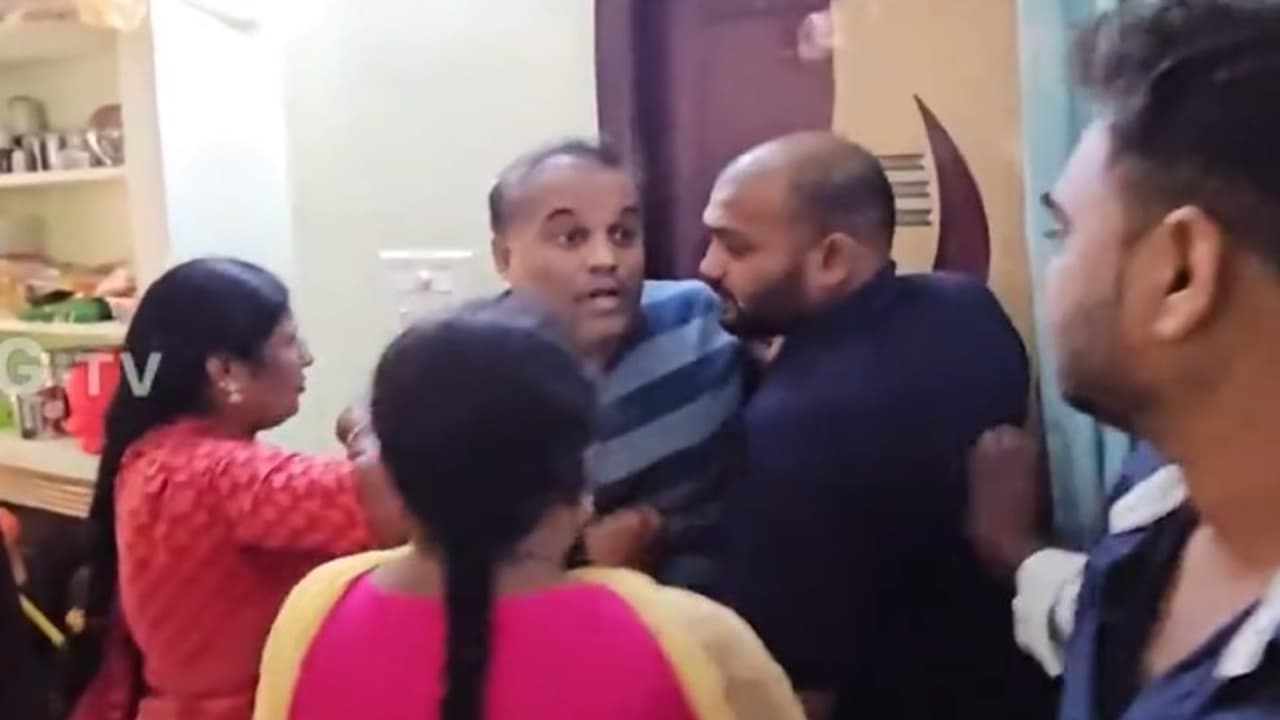 Hyderabad official caught with another woman, wife thrashes her; video goes viral (WATCH) Hyderabad official caught with another woman, wife thrashes her; video goes viral (WATCH)