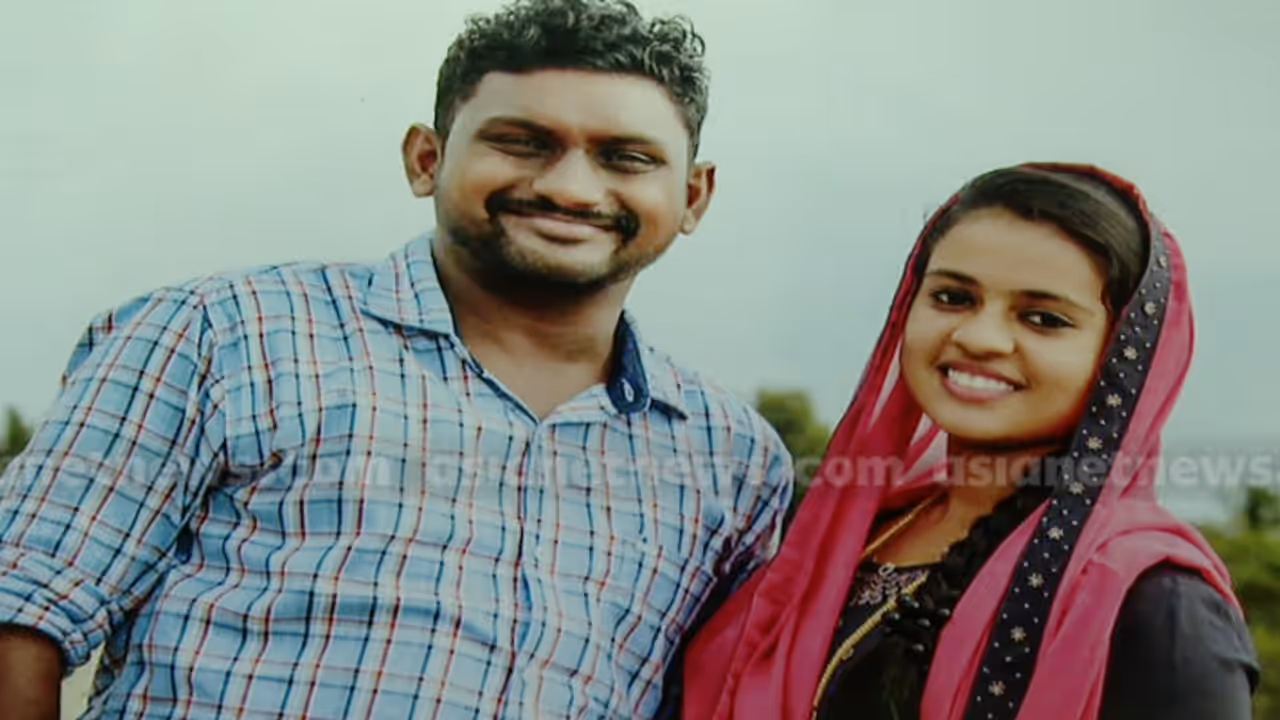 പുന്നപ്രയിൽ യുവാവിൻ്റെ മരണം: ഭാര്യയെ പ്രതിയാക്കി കേസെടുക്കാൻ കോടതി ഉത്തരവ്; നടപടി പിതാവിൻ്റെ ഹർജിയിൽ
