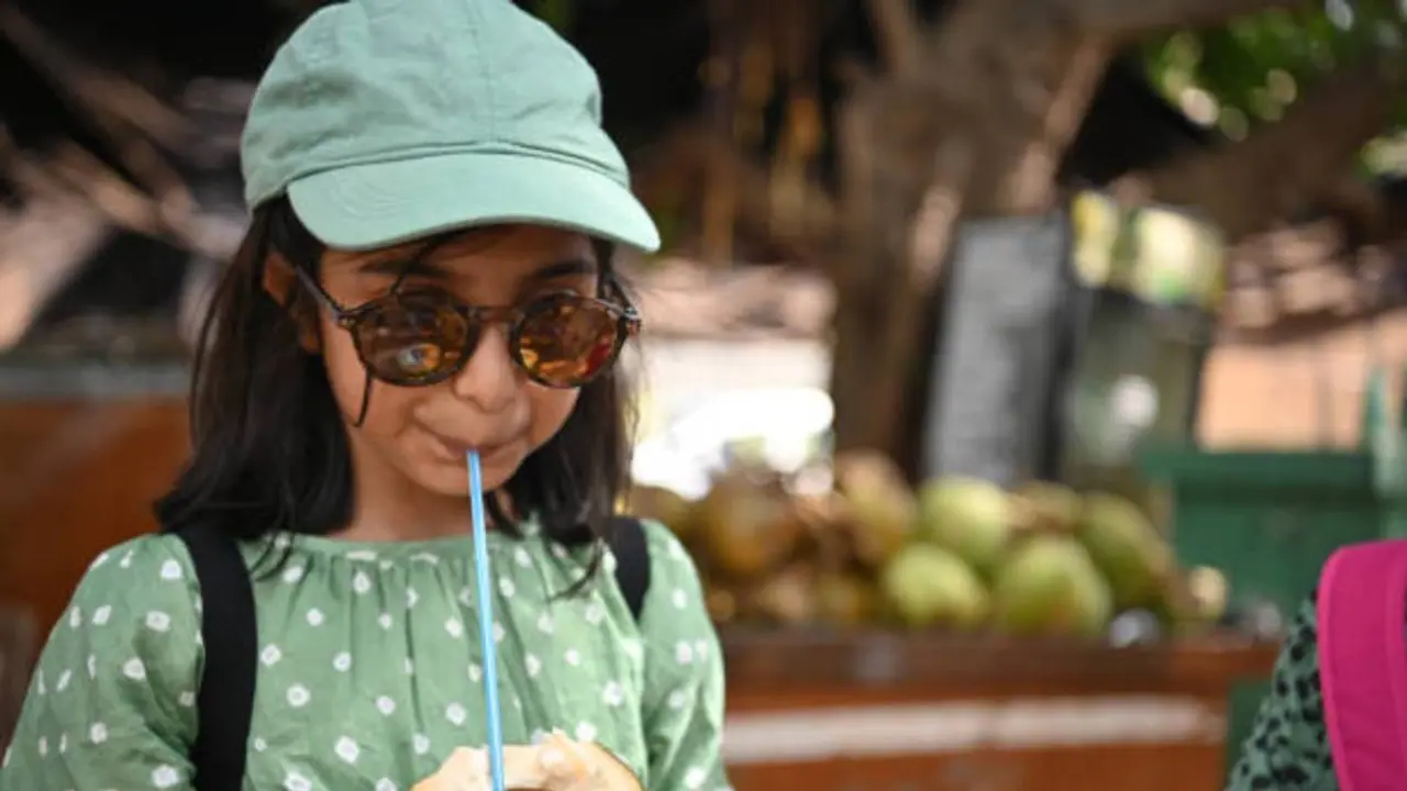 வெயில் காலத்தில் உடலில் நீர்ச்சத்து குறையாமல் பாதுகாக்க இந்த 9 பழங்களை சாப்பிடுங்க!!