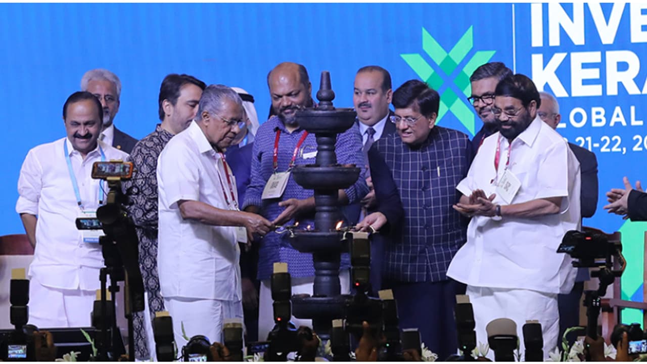 ബമ്പർ ഹിറ്റായി ഇൻവെസ്റ്റ് കേരള; അദാനിക്ക് പിന്നാലെ ആസാദ് മൂപ്പന്റെ പ്രഖ്യാപനം, 850 കോടിയുടെ നിക്ഷേപം ബമ്പർ ഹിറ്റായി ഇൻവെസ്റ്റ് കേരള; അദാനിക്ക് പിന്നാലെ ആസാദ് മൂപ്പന്റെ പ്രഖ്യാപനം, 850 കോടിയുടെ നിക്ഷേപം