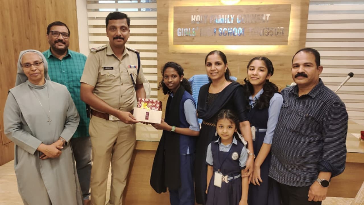 'തിരക്കിൽ ആരോ ടീച്ചറെ ഏൽപ്പിച്ച സ്വര്‍ണ പാദസരം'; ഒടുവിൽ തിരിച്ചറിഞ്ഞു പൊന്നിൻ മനസുള്ള ഹോളി ഫാമിലിയുടെ ഹാദിയയെ