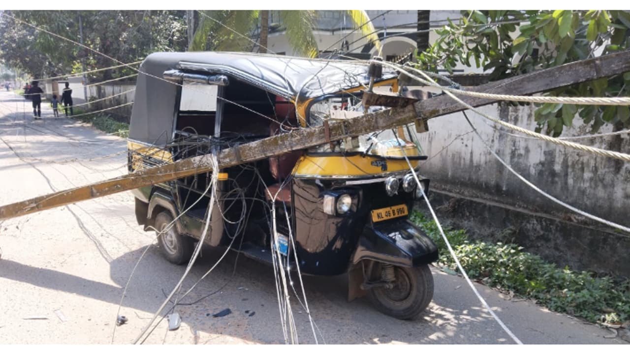 ഗുരുവായൂർ ചൊവ്വല്ലൂര്പ്പടിയിൽ മരം വീണ് വൈദ്യുതി പോസ്റ്റുകള് ഒടിഞ്ഞു; ഓട്ടോ ഡ്രൈവർ അത്ഭുതകരമായി രക്ഷപ്പെട്ടു ഗുരുവായൂർ ചൊവ്വല്ലൂര്പ്പടിയിൽ മരം വീണ് വൈദ്യുതി പോസ്റ്റുകള് ഒടിഞ്ഞു; ഓട്ടോ ഡ്രൈവർ അത്ഭുതകരമായി രക്ഷപ്പെട്ടു