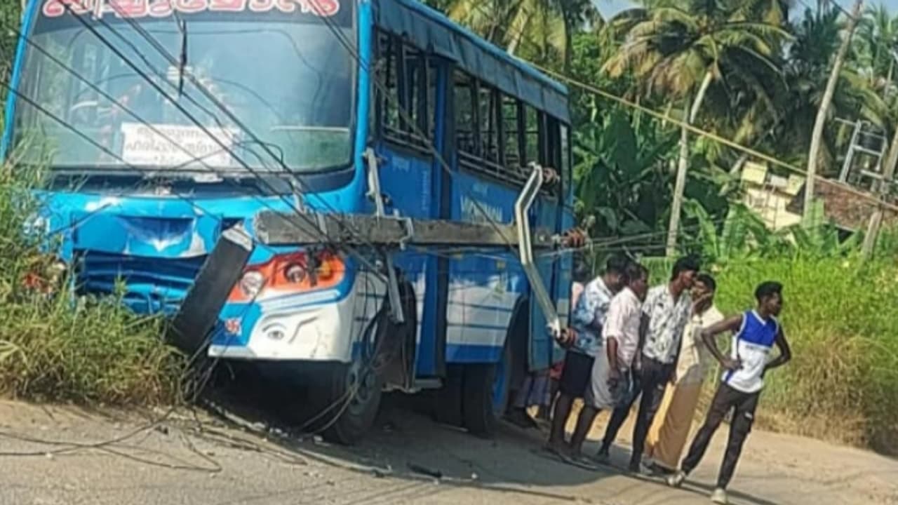 റോഡിലെ കുഴിയിൽ വീണ് ആക്സിൽ ഒടിഞ്ഞ് നിയന്ത്രണം വിട്ട ബസ് വൈദ്യുതി പോസ്റ്റിലിടിച്ചു; ഒഴിവായത് വൻദുരന്തം