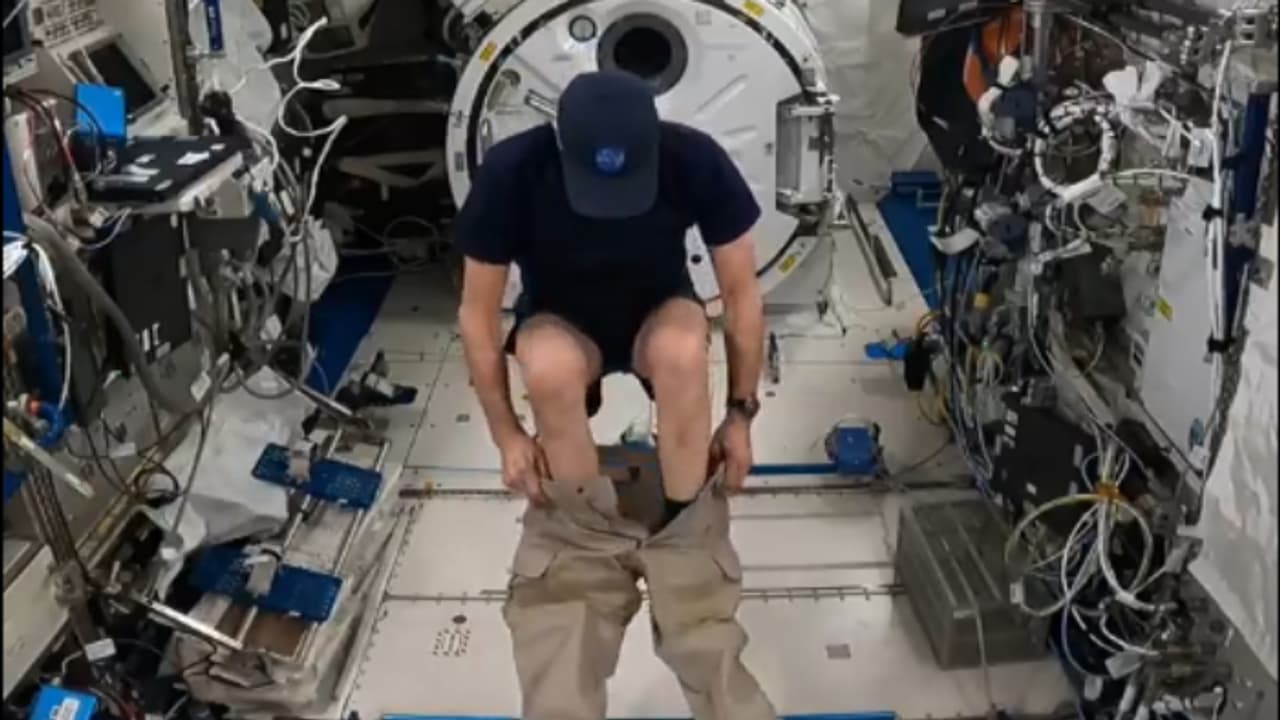 ബഹിരാകാശത്തെ തമാശകൾ, പാന്‍റ്‌സില്‍ രണ്ട് കാലുകളും ഒരേസമയം ഇടാം! വീഡിയോയുമായി ഡോണ്‍ പെറ്റിറ്റ്