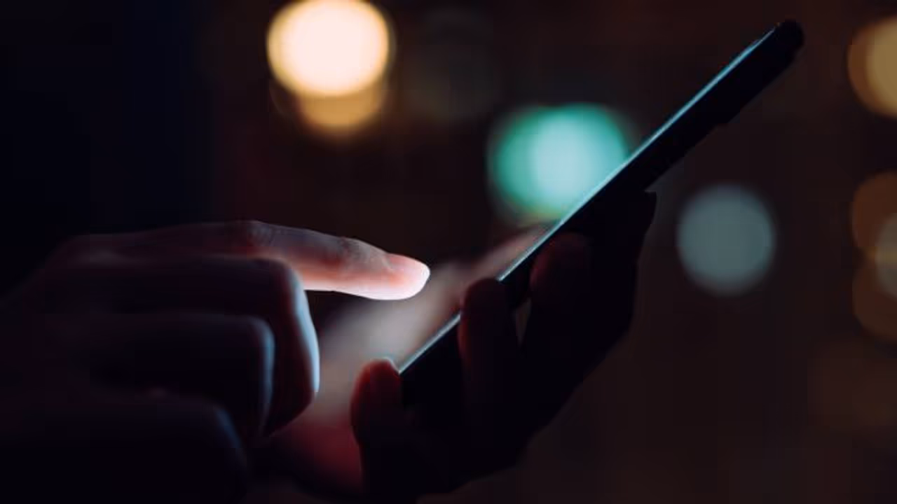 'സുന്ദരിയാണ്, സ്മാർട്ടാണ്', രാത്രി അപരിചിതയായ സ്ത്രീക്ക് ഇത്തരം സന്ദേശങ്ങൾ വേണ്ട, അത് അശ്ലീലമെന്ന് കോടതി 'സുന്ദരിയാണ്, സ്മാർട്ടാണ്', രാത്രി അപരിചിതയായ സ്ത്രീക്ക് ഇത്തരം സന്ദേശങ്ങൾ വേണ്ട, അത് അശ്ലീലമെന്ന് കോടതി