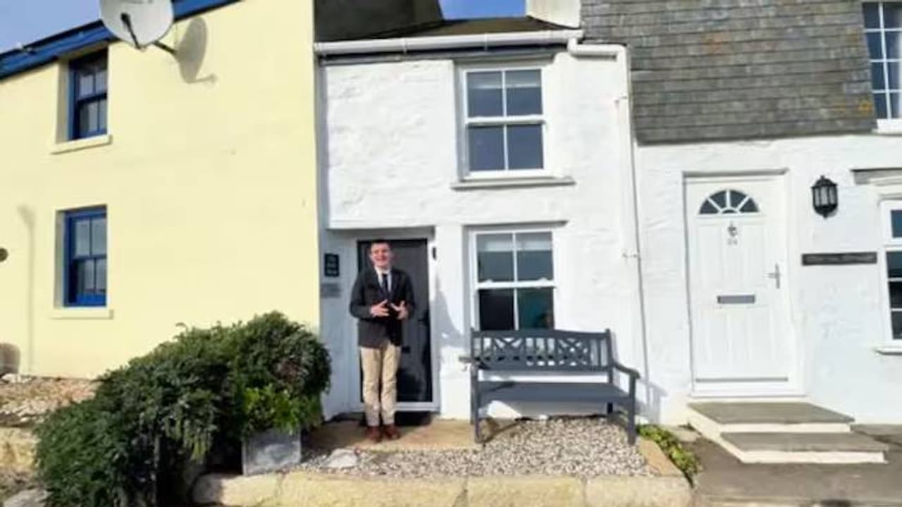 വെറും മൂന്നടി മാത്രമുള്ള വീട്, കണ്ടാൽ ഞെട്ടും, വില കേട്ടാൽ അതിലും ഞെട്ടും..! വെറും മൂന്നടി മാത്രമുള്ള വീട്, കണ്ടാൽ ഞെട്ടും, വില കേട്ടാൽ അതിലും ഞെട്ടും..!