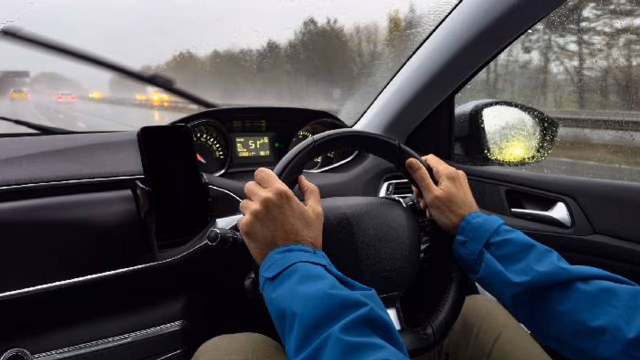 കാർ ചെന്ന് ഇലക്ട്രിക് സൈക്കിളിൽ ഇടിച്ചു, പിന്നെ സംഭവിച്ചതെല്ലാം അപ്രതീക്ഷിതം, പ്രേമകഥ ഏറ്റെടുത്ത് സോഷ്യൽ മീഡിയ കാർ ചെന്ന് ഇലക്ട്രിക് സൈക്കിളിൽ ഇടിച്ചു, പിന്നെ സംഭവിച്ചതെല്ലാം അപ്രതീക്ഷിതം, പ്രേമകഥ ഏറ്റെടുത്ത് സോഷ്യൽ മീഡിയ