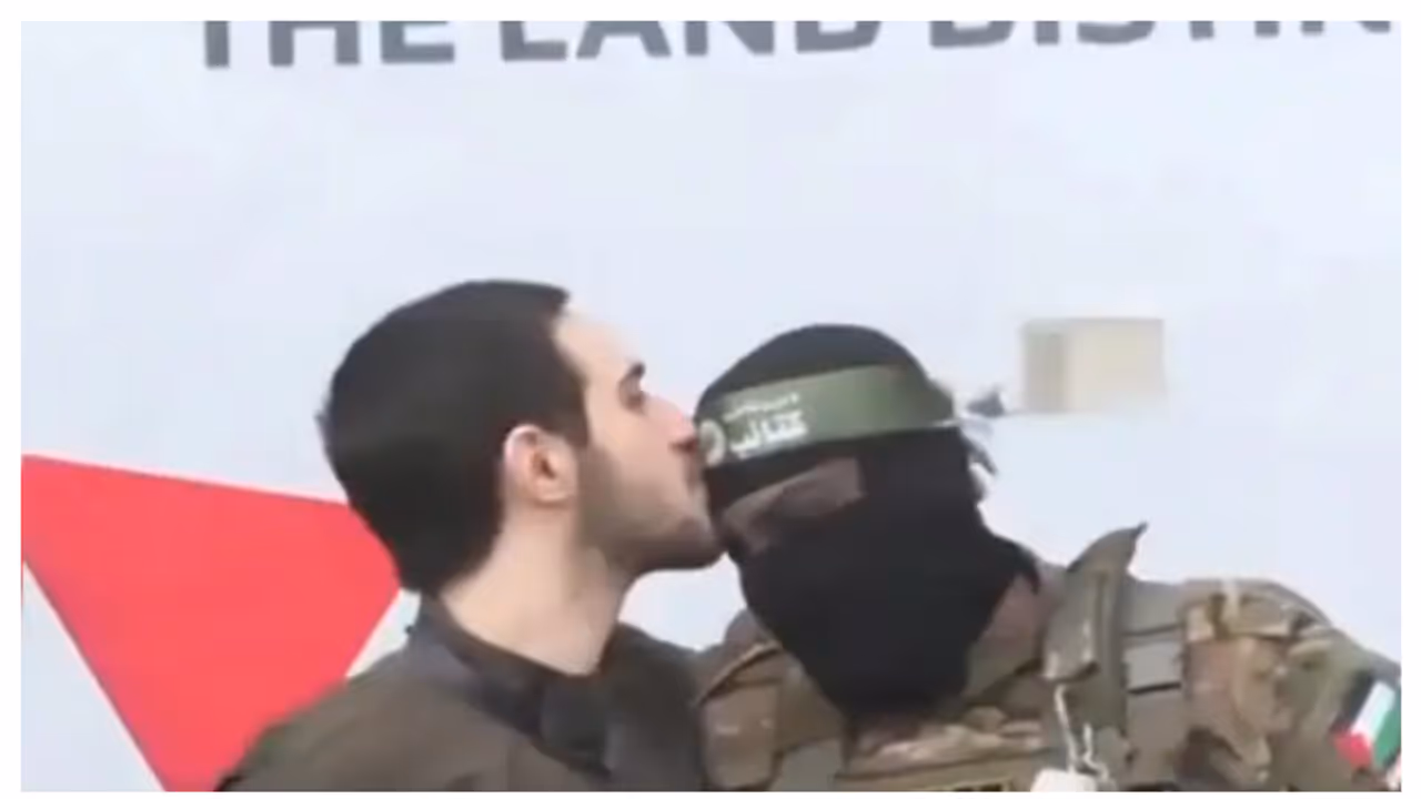 ഹമാസ് അം​ഗങ്ങളുടെ നെറ്റിയിൽ ചുംബിച്ച് മോചിതനായ ഇസ്രായേൽ ബന്ദി, വീഡിയോ വൈറൽ