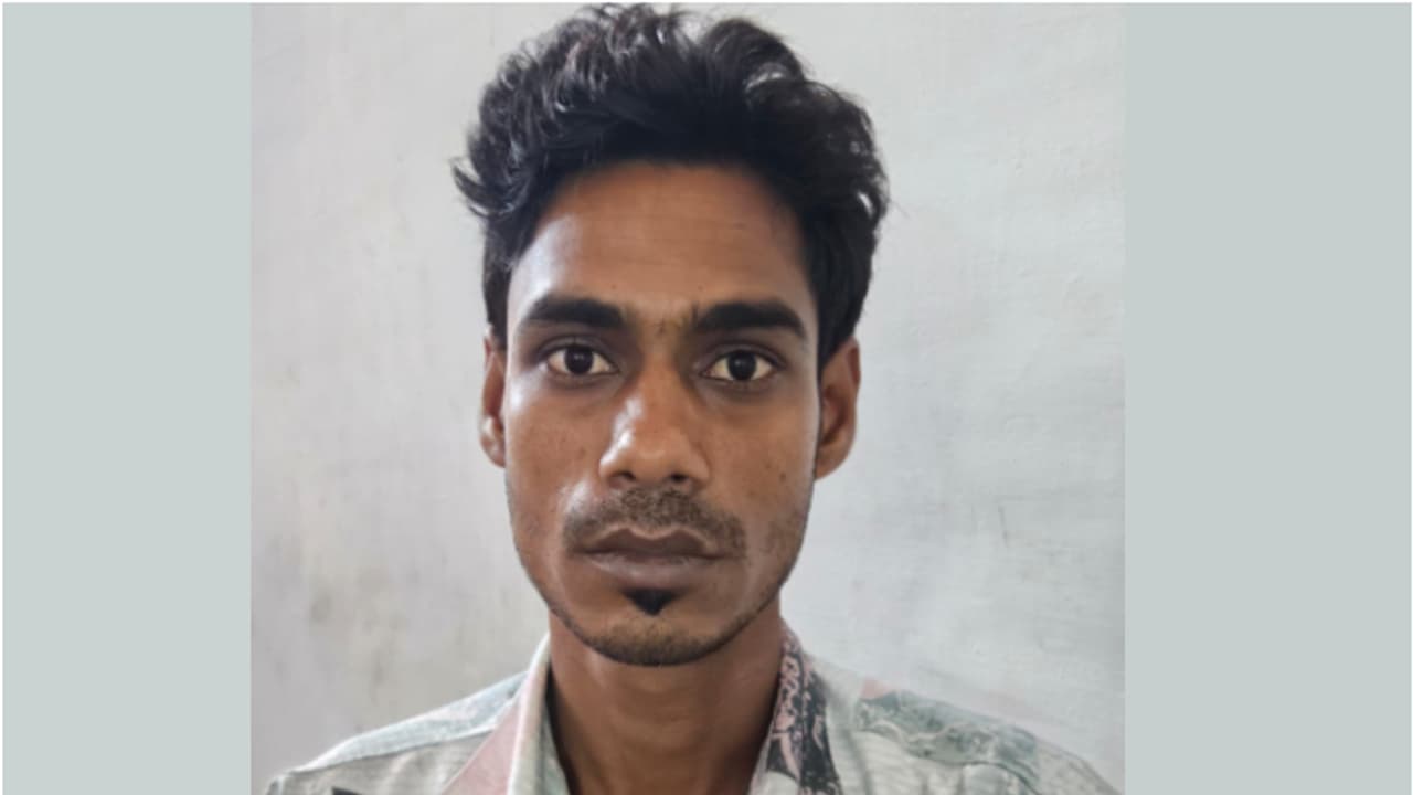 അർധരാത്രി ചിലങ്ക സെന്ററിന് സമീപം കൽപ്പണിക്കാരൻ, സംശയം തോന്നി ലാൽട്ടുവിനെ പരിശോധിച്ചപ്പോൾ കൈയിൽ 18 'പൊതികൾ' അർധരാത്രി ചിലങ്ക സെന്ററിന് സമീപം കൽപ്പണിക്കാരൻ, സംശയം തോന്നി ലാൽട്ടുവിനെ പരിശോധിച്ചപ്പോൾ കൈയിൽ 18 'പൊതികൾ'