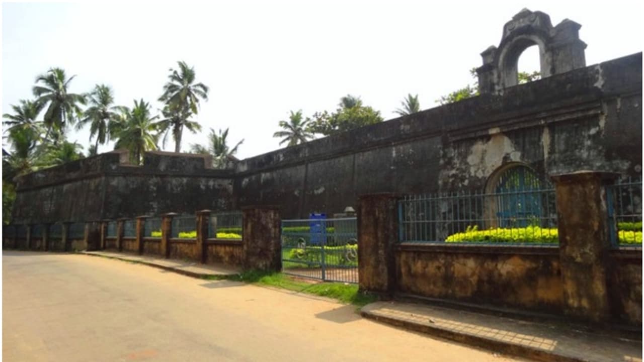 1695ല് ഈസ്റ്റ് ഇന്ത്യ കമ്പനി പണികഴിപ്പിച്ച കോട്ട; ഇന്നും തലയെടുപ്പോടെ അഞ്ചുതെങ്ങ് 1695ല് ഈസ്റ്റ് ഇന്ത്യ കമ്പനി പണികഴിപ്പിച്ച കോട്ട; ഇന്നും തലയെടുപ്പോടെ അഞ്ചുതെങ്ങ്