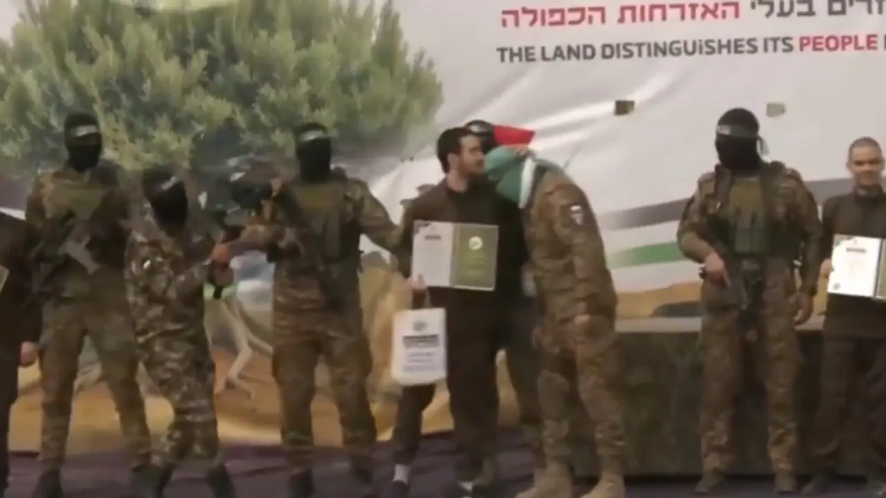 Israeli hostage kisses forehead of Hamas militants during exchange ceremony (WATCH) Israeli hostage kisses forehead of Hamas militants during exchange ceremony (WATCH)