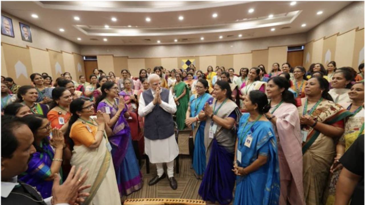 വനിതാദിനത്തിൽ പ്രധാനമന്ത്രിയുടെ സോഷ്യൽ മീഡിയ അക്കൗണ്ടുകൾ സ്ത്രീകൾ കൈകാര്യം ചെയ്യും വനിതാദിനത്തിൽ പ്രധാനമന്ത്രിയുടെ സോഷ്യൽ മീഡിയ അക്കൗണ്ടുകൾ സ്ത്രീകൾ കൈകാര്യം ചെയ്യും