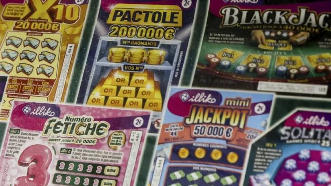 സിനിമയെ വെല്ലുന്ന ട്വിസ്റ്റ്; മോഷ്ടിച്ച കാർഡുകൊണ്ട് ലോട്ടറിയെടുത്തു, കള്ളന്മാർക്ക് കോടികൾ, ഉടമയുടെ ഡിമാന്ഡ് സിനിമയെ വെല്ലുന്ന ട്വിസ്റ്റ്; മോഷ്ടിച്ച കാർഡുകൊണ്ട് ലോട്ടറിയെടുത്തു, കള്ളന്മാർക്ക് കോടികൾ, ഉടമയുടെ ഡിമാന്ഡ്