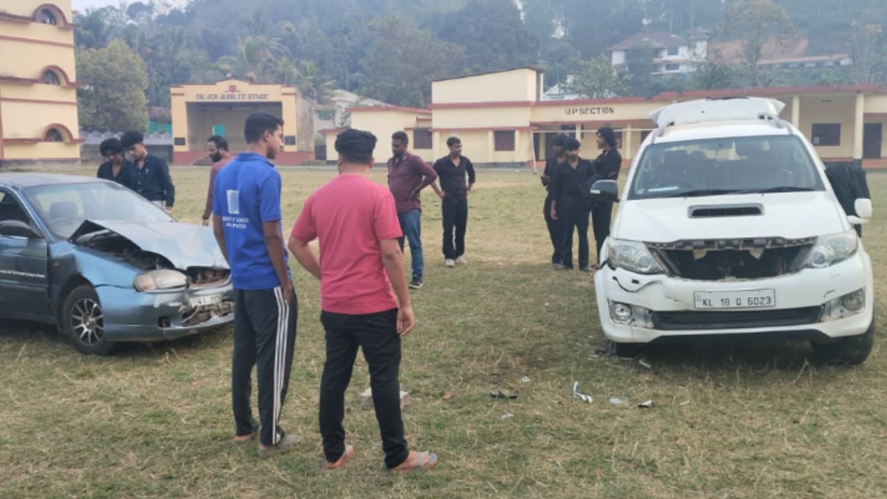 സെന്റ് ഓഫിന് കാറുകളുമായി സ്കൂൾ ഗ്രൗണ്ടിൽ വിദ്യാർത്ഥികളുടെ അഭ്യാസപ്രകടനം, വാഹനം പിടിച്ചെടുത്ത് പൊലീസ് സെന്റ് ഓഫിന് കാറുകളുമായി സ്കൂൾ ഗ്രൗണ്ടിൽ വിദ്യാർത്ഥികളുടെ അഭ്യാസപ്രകടനം, വാഹനം പിടിച്ചെടുത്ത് പൊലീസ്