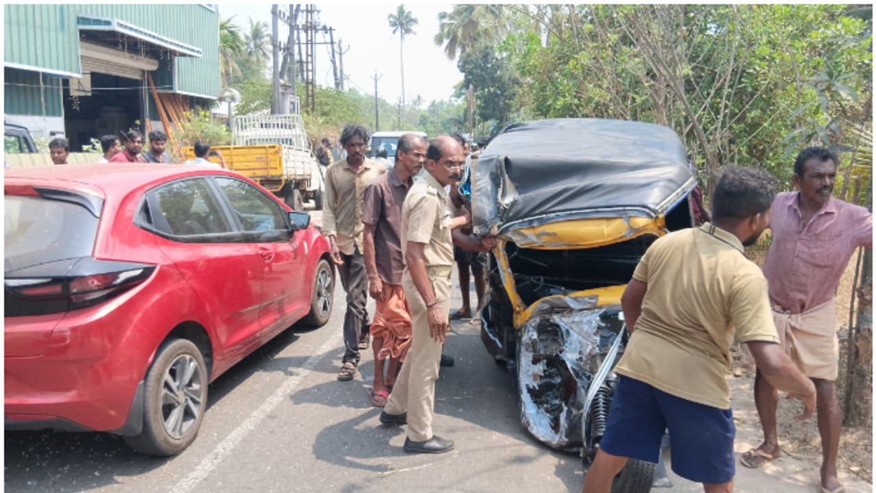 ഓട്ടോയും പിക്കപ്പ് വാനും കൂട്ടിയിടിച്ച് ഓട്ടോ ഡ്രൈവറടക്കം ആറ് പേർക്ക് പരിക്ക് ഓട്ടോയും പിക്കപ്പ് വാനും കൂട്ടിയിടിച്ച് ഓട്ടോ ഡ്രൈവറടക്കം ആറ് പേർക്ക് പരിക്ക്