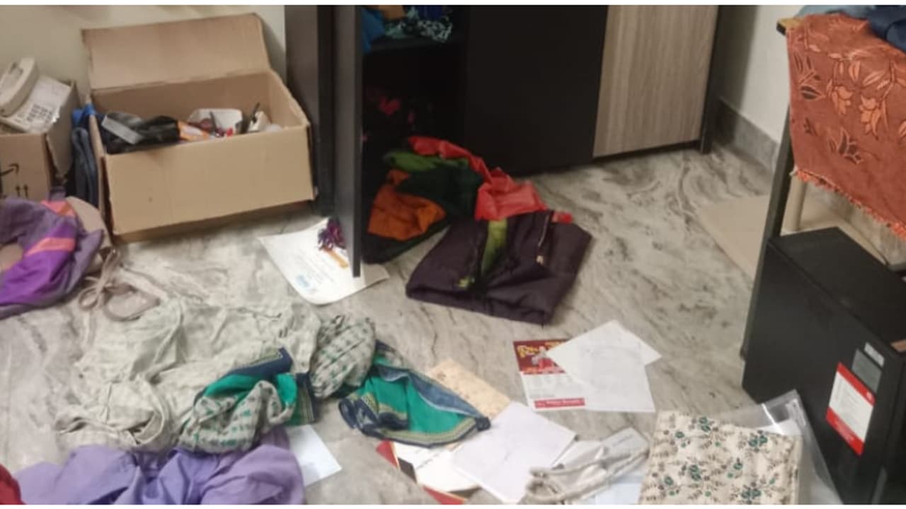 ആളില്ലാതിരുന്ന വീട് കുത്തിത്തുറന്ന് അകത്തുകയറി, കവർന്നതൊക്കെ ഗോൾഡ് കവറിങ് ആഭരണങ്ങളും കോസ്മെറ്റിക്ക് സാധനങ്ങളും ആളില്ലാതിരുന്ന വീട് കുത്തിത്തുറന്ന് അകത്തുകയറി, കവർന്നതൊക്കെ ഗോൾഡ് കവറിങ് ആഭരണങ്ങളും കോസ്മെറ്റിക്ക് സാധനങ്ങളും