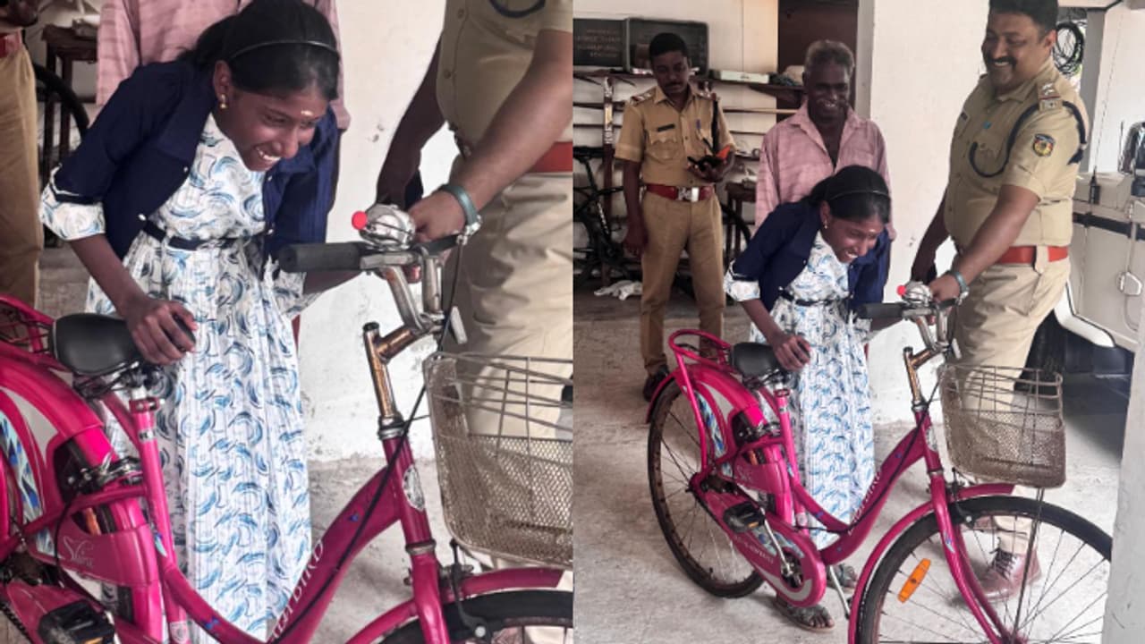 കഷ്ടപ്പെട്ട് അച്ഛൻ വാങ്ങിയ സൈക്കിൾ മോഷണം പോയി, കണ്ണീരോടെ വിദ്യാർഥിനി; പുത്തൻ സൈക്കിൾ നൽകി പൊലീസ് കഷ്ടപ്പെട്ട് അച്ഛൻ വാങ്ങിയ സൈക്കിൾ മോഷണം പോയി, കണ്ണീരോടെ വിദ്യാർഥിനി; പുത്തൻ സൈക്കിൾ നൽകി പൊലീസ്