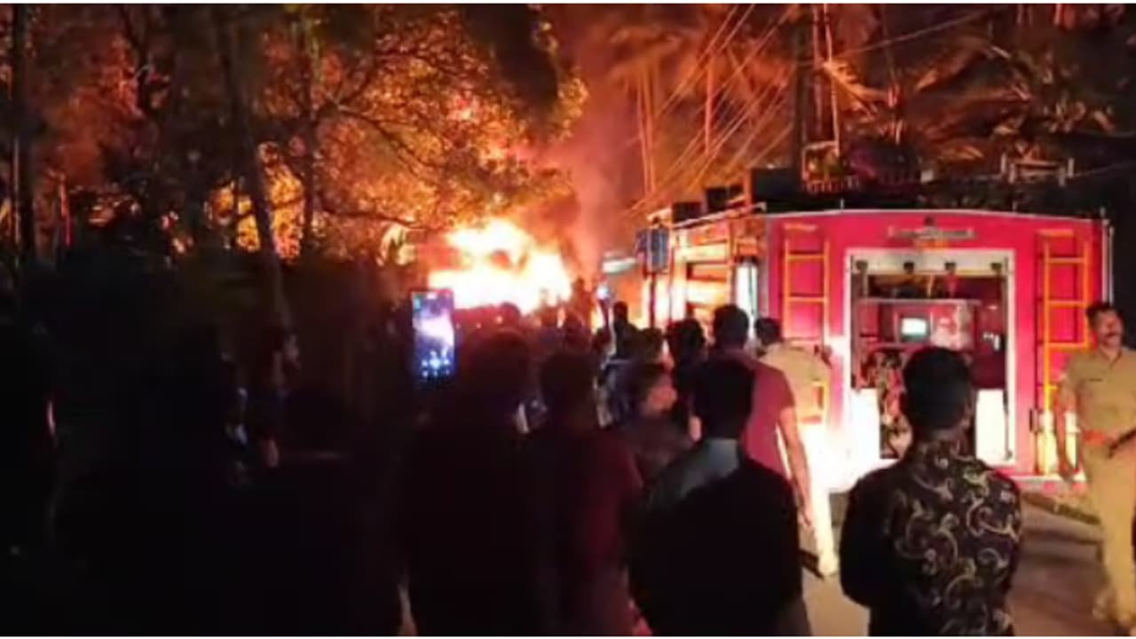 ആക്രി സാധനങ്ങളുമായി പോയ ലോറി വൈദ്യുതി ലൈനില് തട്ടി, തീ ആളിക്കത്തി; ഡ്രൈവർ രക്ഷപ്പെട്ടു ആക്രി സാധനങ്ങളുമായി പോയ ലോറി വൈദ്യുതി ലൈനില് തട്ടി, തീ ആളിക്കത്തി; ഡ്രൈവർ രക്ഷപ്പെട്ടു