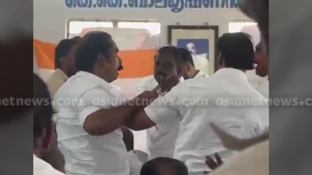 വിടി ബൽറാമിൻ്റെ നോമിനിയെ ചൊല്ലി തർക്കം: തൃത്താലയിൽ കോൺഗ്രസ് നേതൃയോഗത്തിൽ കൂട്ടത്തല്ല് വിടി ബൽറാമിൻ്റെ നോമിനിയെ ചൊല്ലി തർക്കം: തൃത്താലയിൽ കോൺഗ്രസ് നേതൃയോഗത്തിൽ കൂട്ടത്തല്ല്
