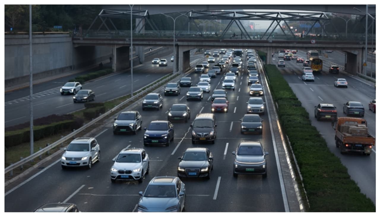 'പറഞ്ഞ് പഠിപ്പിക്കാന്‍ കഴിയുന്നില്ല'; ഓടുന്ന കാറില്‍ നിന്നും ചാടാൻ ശ്രമിച്ച മകനെ വടി കൊണ്ട് അടിച്ച് അമ്മ