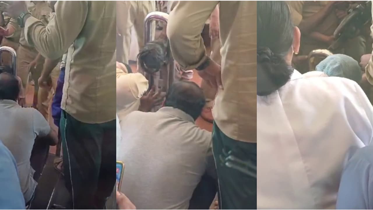 ആശുപത്രിയിലെ സ്റ്റീൽ വേലിക്കുള്ളിൽ കുട്ടിയുടെ തല കുടുങ്ങി; അരമണിക്കൂർ നീണ്ട ആശങ്കകൾക്കൊടുവിൽ രക്ഷപ്പെടുത്തി ആശുപത്രിയിലെ സ്റ്റീൽ വേലിക്കുള്ളിൽ കുട്ടിയുടെ തല കുടുങ്ങി; അരമണിക്കൂർ നീണ്ട ആശങ്കകൾക്കൊടുവിൽ രക്ഷപ്പെടുത്തി