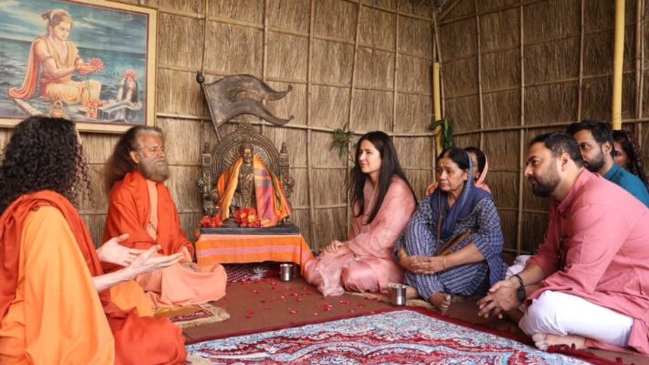 பிரயாக்ராஜ் மகாகும்பமேளாவில் குவிந்த பாலிவுட் நட்சத்திரங்கள்!