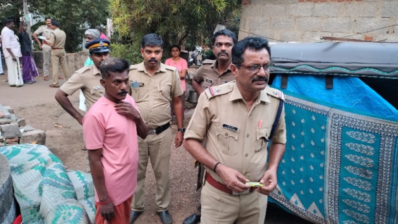 ഹെൽമറ്റ് നിലത്തിട്ട് ഉറങ്ങിയെന്ന് ഉറപ്പാക്കി, കഴുത്തിൽ കയർ മുറുക്കി; അർദ്ധരാത്രിയിലെ കൊലയ്ക്ക് പിന്നിൽ സഹോദരൻ ഹെൽമറ്റ് നിലത്തിട്ട് ഉറങ്ങിയെന്ന് ഉറപ്പാക്കി, കഴുത്തിൽ കയർ മുറുക്കി; അർദ്ധരാത്രിയിലെ കൊലയ്ക്ക് പിന്നിൽ സഹോദരൻ