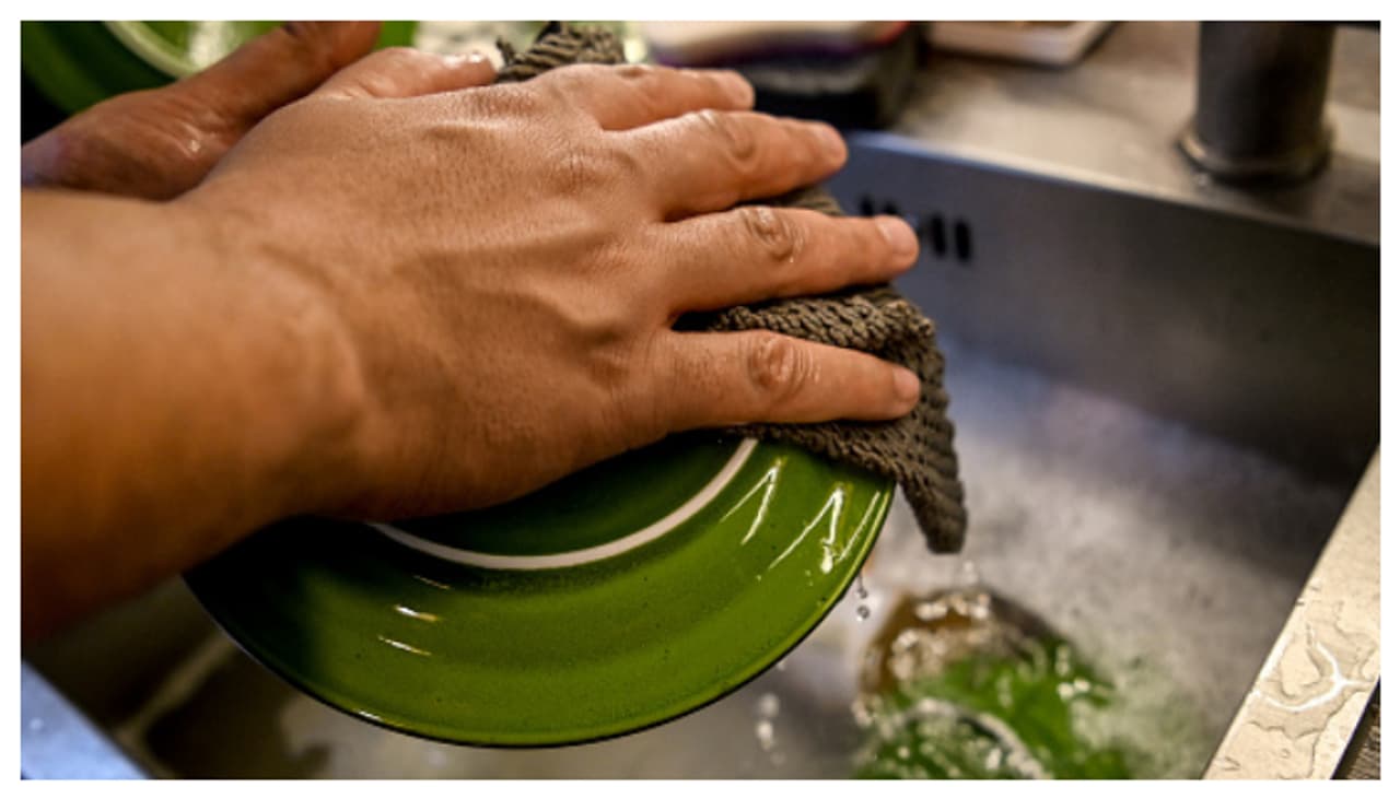 പാത്രങ്ങളിലെ എണ്ണമയം എളുപ്പത്തിൽ നീക്കം ചെയ്യാം; ഇങ്ങനെ ചെയ്താൽ മതി 