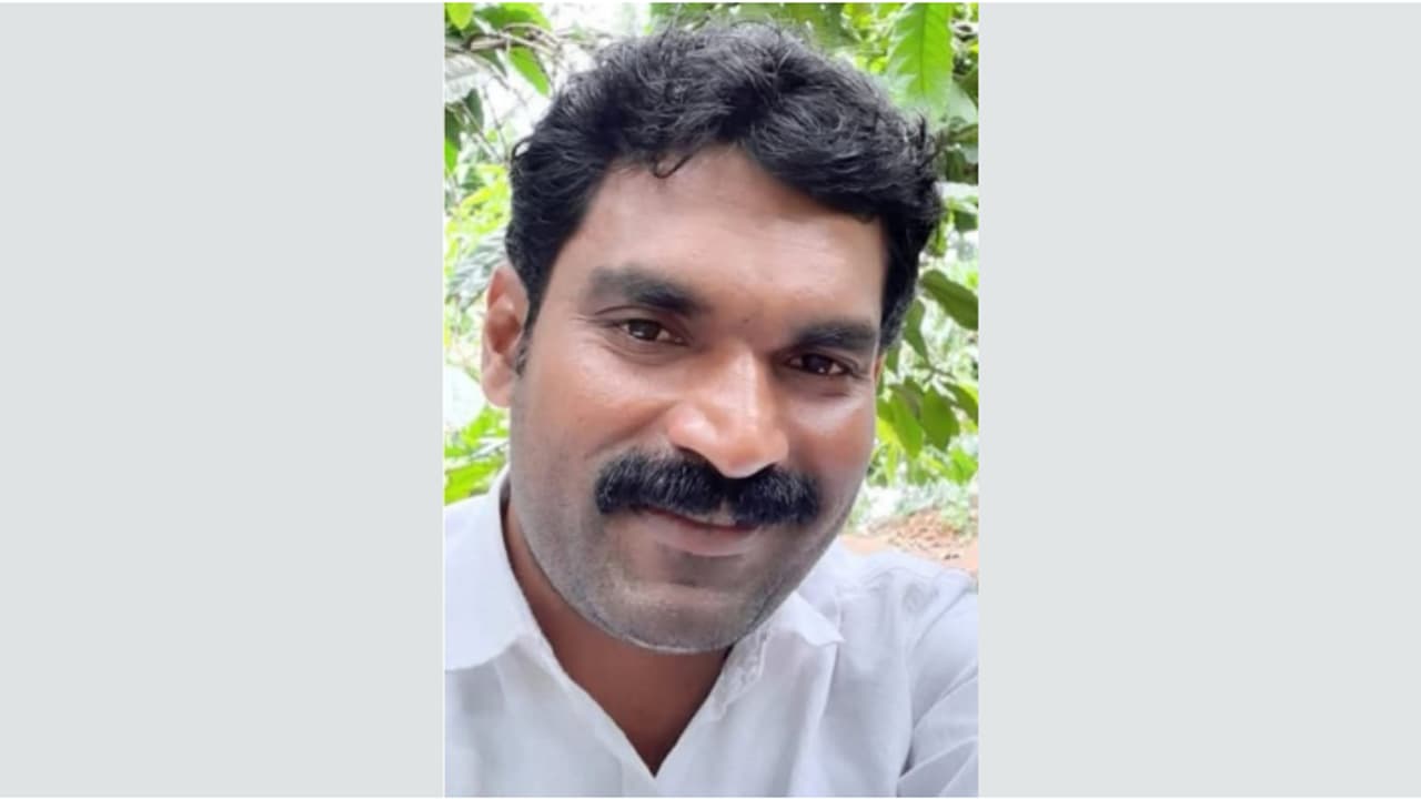 മുറിച്ച മരം സമീപത്തെ മരത്തിലേക്ക് വീണു, പിന്നാലെ മരക്കൊമ്പ് ഒടിഞ്ഞ് വീണ് യുവാവിന് ദാരുണാന്ത്യം മുറിച്ച മരം സമീപത്തെ മരത്തിലേക്ക് വീണു, പിന്നാലെ മരക്കൊമ്പ് ഒടിഞ്ഞ് വീണ് യുവാവിന് ദാരുണാന്ത്യം