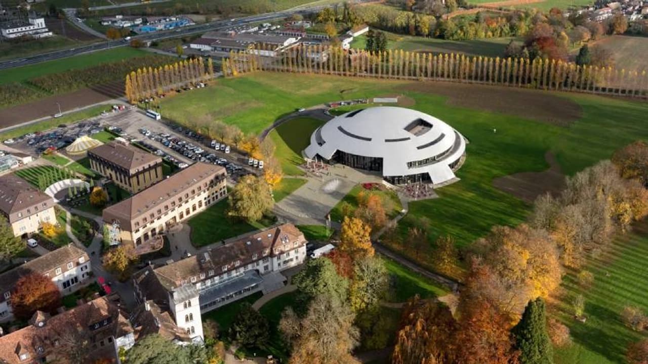 உலகின் மிக விலையுயர்ந்த பள்ளி இதுதான்! அம்பானில் ஸ்கூல் கிட்டகூட நெருங்க முடியாது! உலகின் மிக விலையுயர்ந்த பள்ளி இதுதான்! அம்பானில் ஸ்கூல் கிட்டகூட நெருங்க முடியாது!