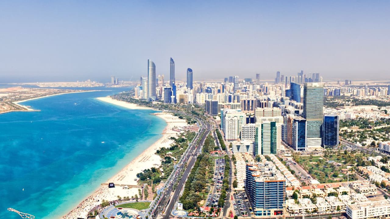 வெளிநாட்டில் வேலை செய்ய ஆசையா? அபுதாபியில் இந்தியர்களுக்கான தேவை 25% அதிகரிப்பு