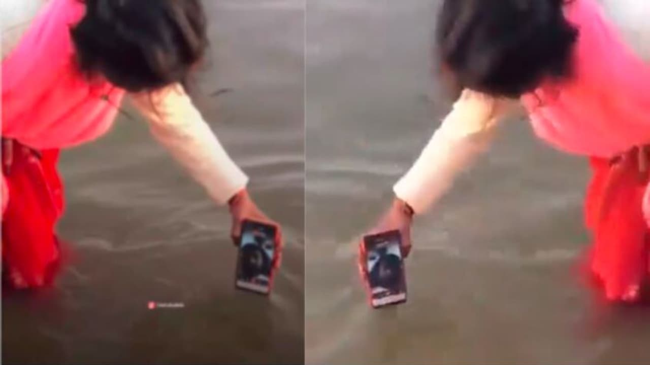 ಮಹಾಕುಂಭದಲ್ಲಿ ಗಂಡನ ಪಾಪ ತೊಳೆದ ಹೆಂಡ್ತಿ; ಓ.. ಹೆಣ್ಮಗು, ಹೆಣ್ಮಗು ಎಂದ ನೆಟ್ಟಿಗರು ಮಹಾಕುಂಭದಲ್ಲಿ ಗಂಡನ ಪಾಪ ತೊಳೆದ ಹೆಂಡ್ತಿ; ಓ.. ಹೆಣ್ಮಗು, ಹೆಣ್ಮಗು ಎಂದ ನೆಟ್ಟಿಗರು